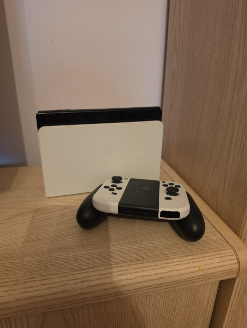 Nintendo Switch OLED - Picture 2 of 3